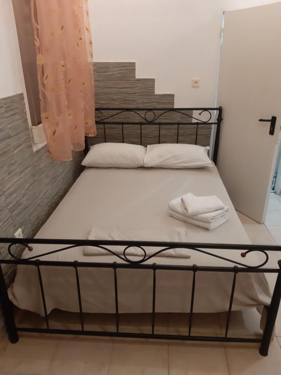A bed or beds in a room at Thessaloniki Center Town Studiaki