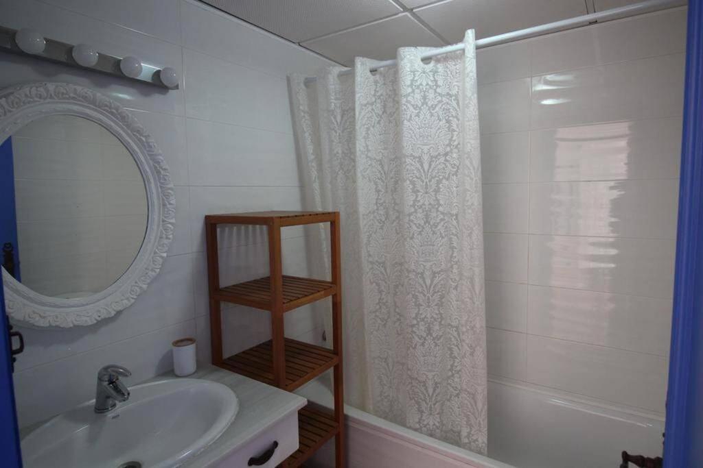 łazienka z umywalką i zasłoną prysznicową w obiekcie Apartamento-Solárium playa Marina de la Torre w mieście Mojácar