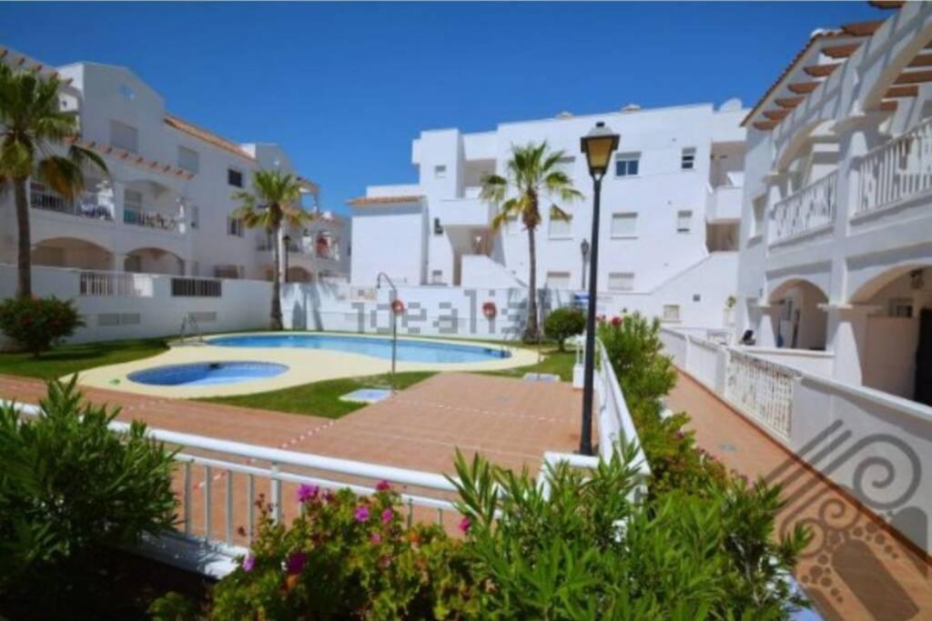 Basen w obiekcie Apartamento-Solárium playa Marina de la Torre lub w pobliżu