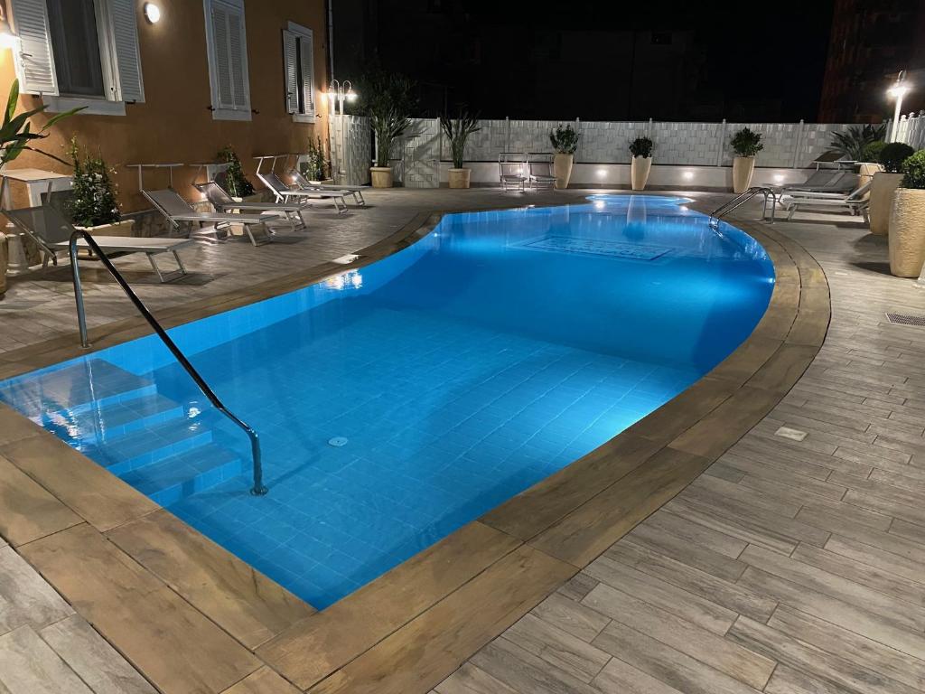 - une piscine d'eau bleue la nuit dans l'établissement La Bouganville Holiday House, à Agropoli