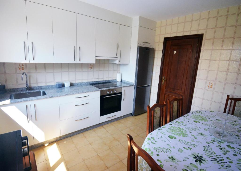 Kuchyň nebo kuchyňský kout v ubytování Casa con piscina en Cambados
