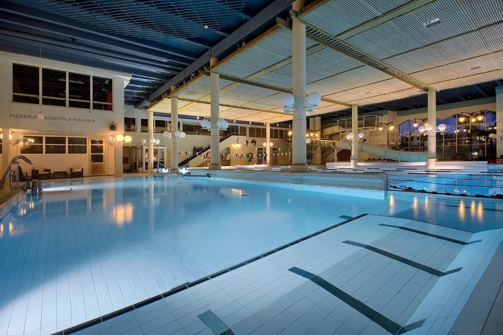 Bazén v ubytování Sport & Spa Hotel Vesileppis nebo v jeho okolí