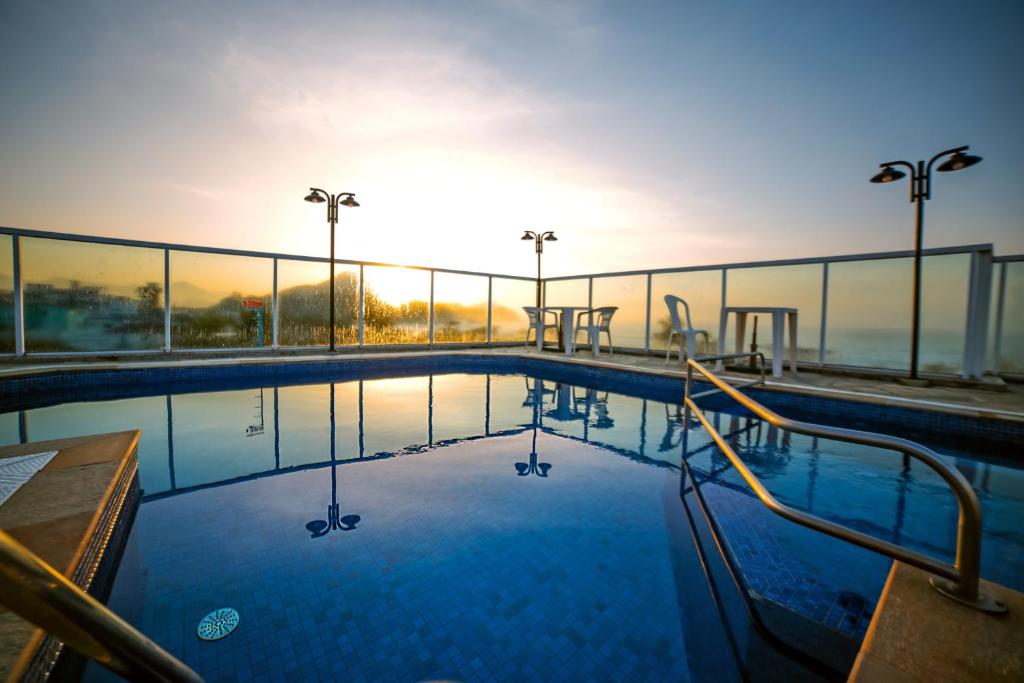 uma piscina no topo de um edifício em UPG Hotel em Ubatuba