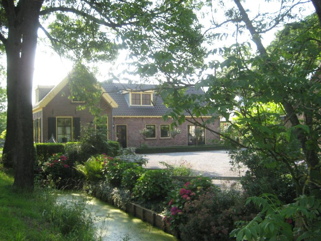 une maison avec un jardin en face dans l'établissement Mourits Hoeve, à Woerden