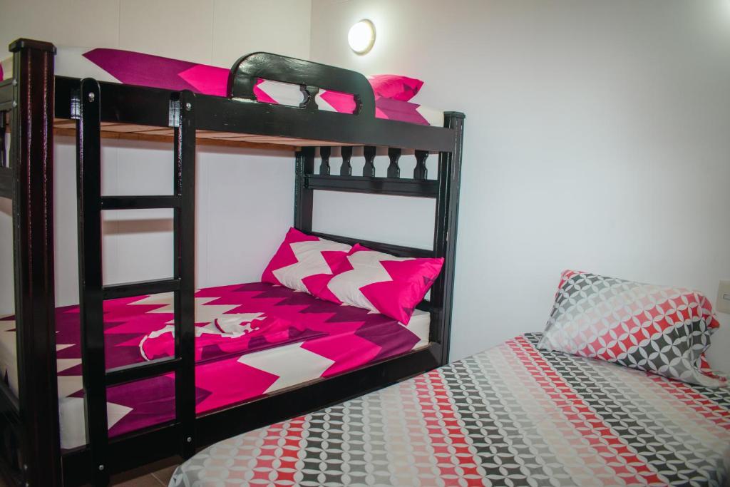 a couple of bunk beds in a room with a bed at Apartasol santa fe de Antioquia in Santa Fe de Antioquia