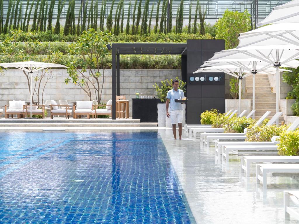 Bazén v ubytování Four Seasons Hotel Bengaluru at Embassy ONE nebo v jeho okolí
