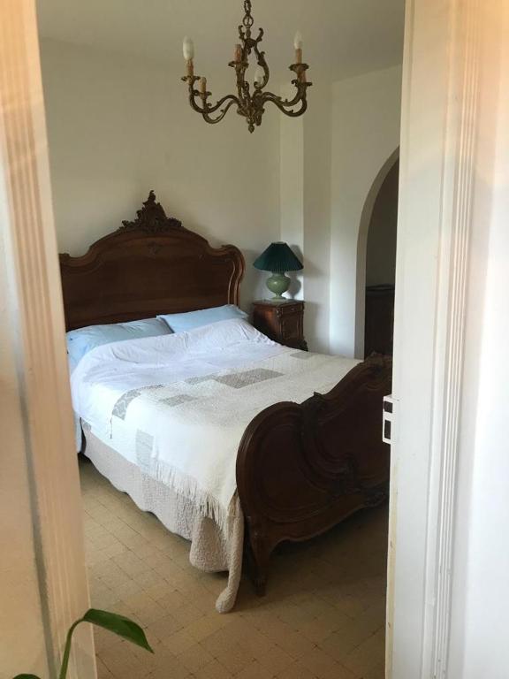 une chambre avec un grand lit et un lustre dans l'établissement riverside house apartment, à Fressin