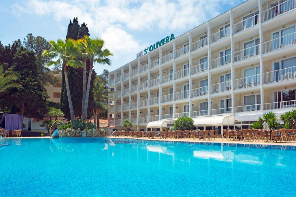 un hotel con una gran piscina y sillas en HSM Solivera, en Paguera