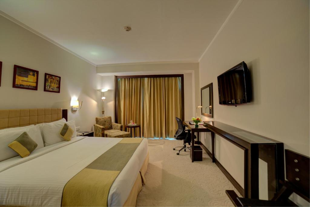 TV a/nebo společenská místnost v ubytování Goldfinch Hotel Delhi NCR