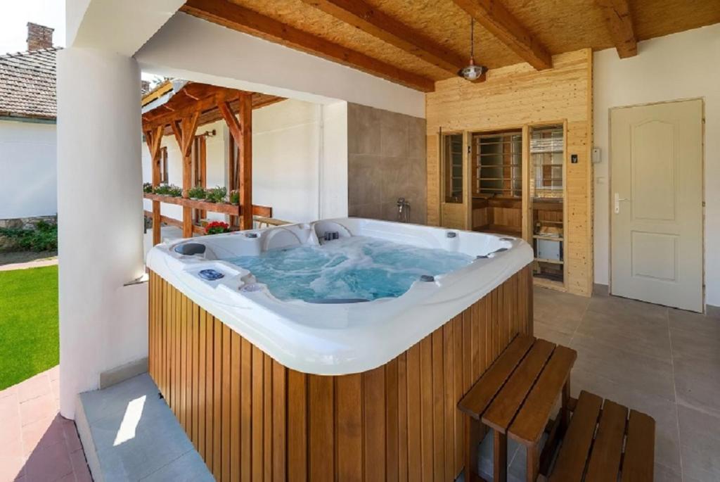 uma banheira de hidromassagem no meio de uma casa em Pipacs és Tulipán Vendégház em Bodony
