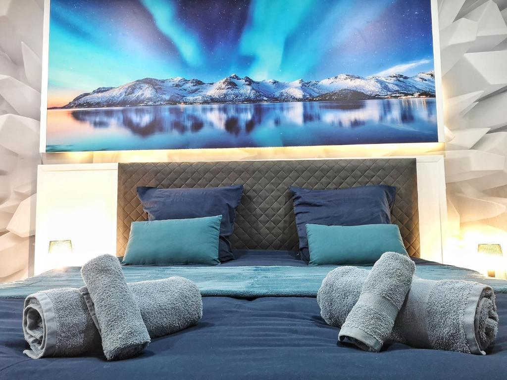 een slaapkamer met een bed met een schilderij aan de muur bij ☆ OURS & SPA ☆ COSY ☆ MAGIC ☆ LOCBNB ☆ in Barr