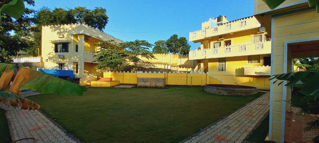 duży budynek z ogródkiem przed nim w obiekcie Hillfort Hotels & Resorts Yelagiri w mieście Yelagiri