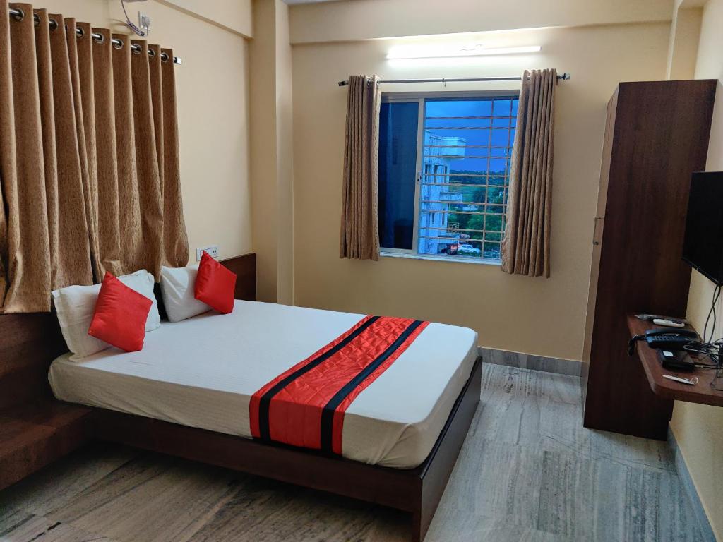 Sanjiva Suites tesisinde bir odada yatak veya yataklar