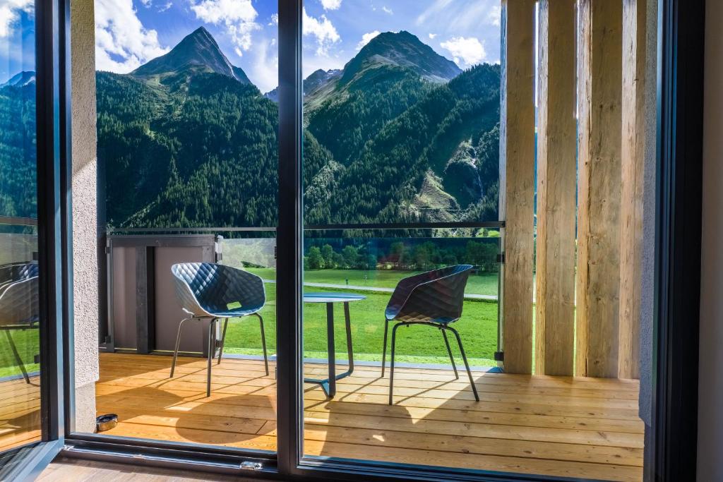 VIER Studios & Restaurant - 3