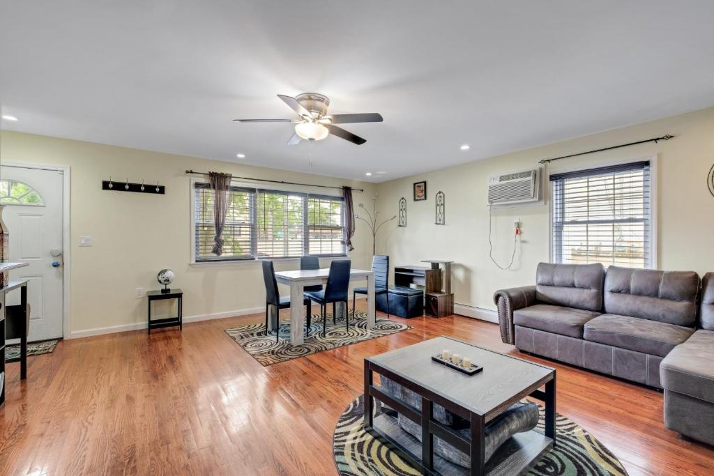 Posezení v ubytování Modern Cozy 3BR Home Just 10 mins From JFK! residence