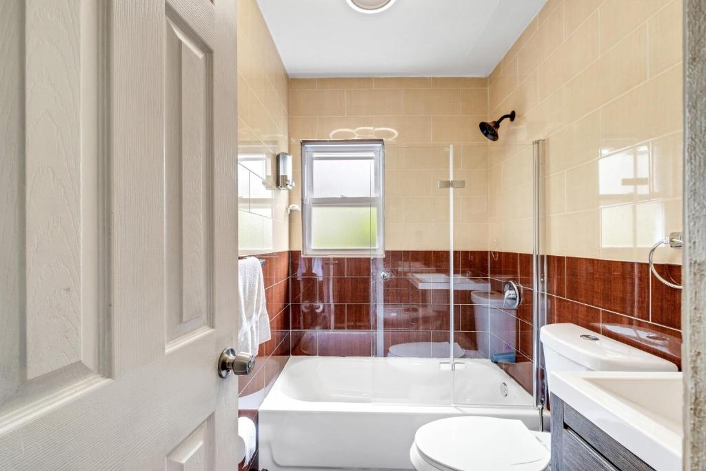 Koupelna v ubytování Modern Cozy 3BR Home Just 10 mins From JFK! residence