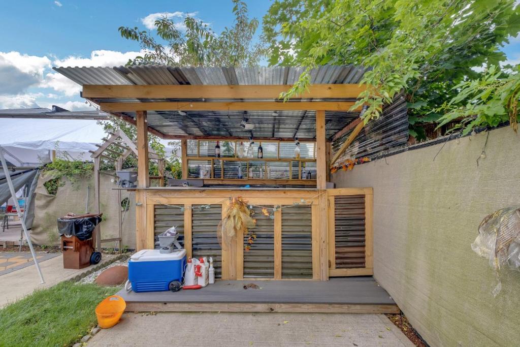 Zahrada ubytování Modern Cozy 3BR Home Just 10 mins From JFK! residence