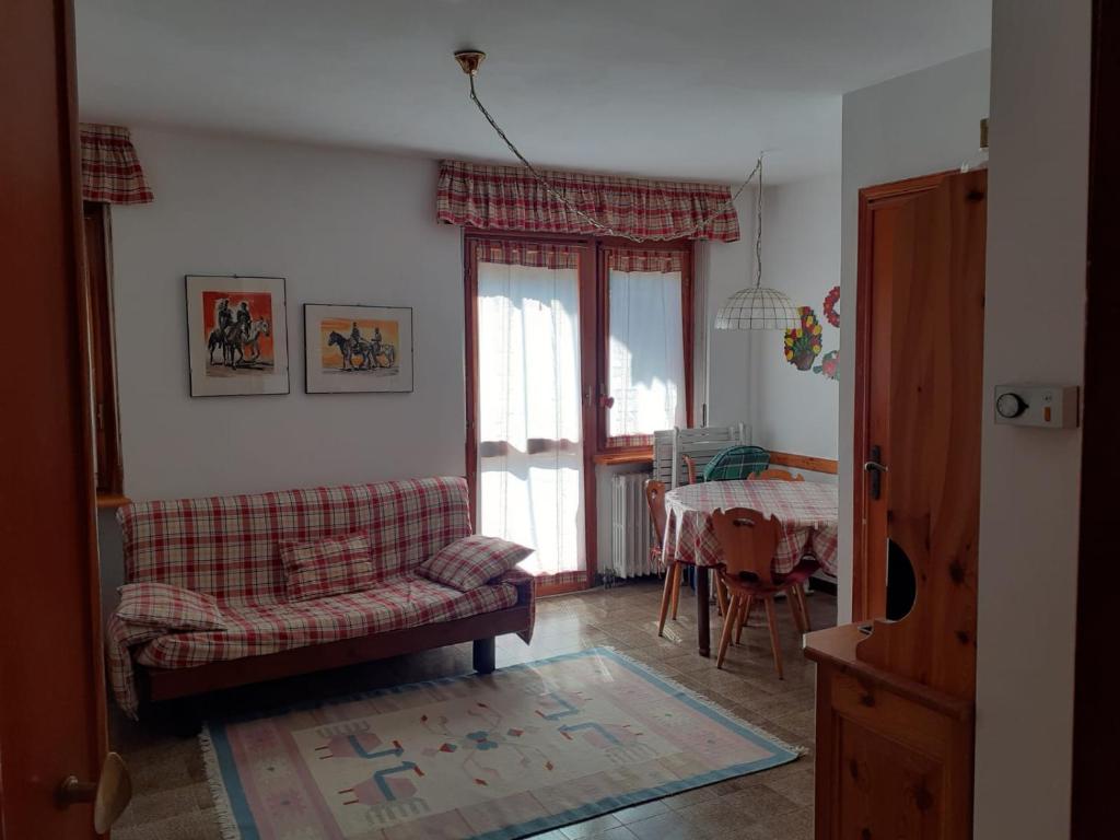 a living room with a couch and a table at Appartamento del sole in Bardonecchia