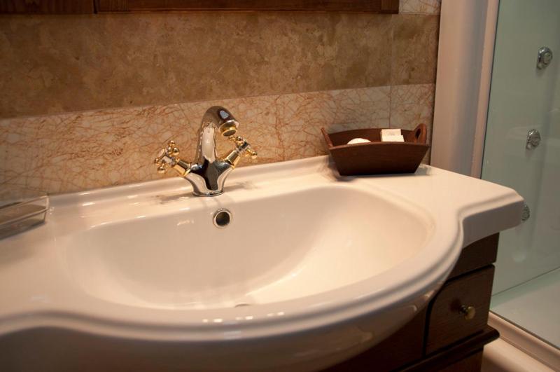 Koupelna v ubytování Rentinia Inn