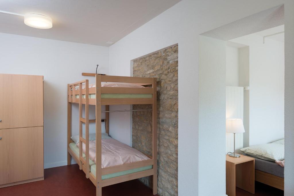 Postel nebo postele na pokoji v ubytování Avenches Youth Hostel