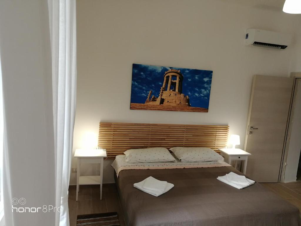 um quarto com uma cama com duas mesas e uma torre em Casa Viorica 2 em Ancona
