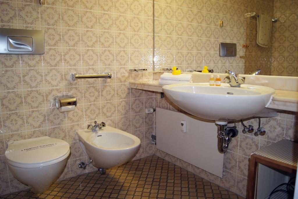 uma casa de banho com um WC e um lavatório em Winterberg Appartement 21112 em Winterberg