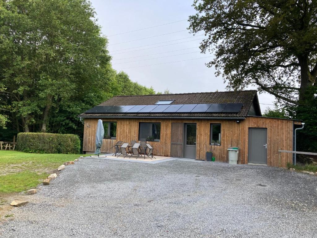 uma casa com painéis solares no telhado em La Bergerie de Ster em Francorchamps