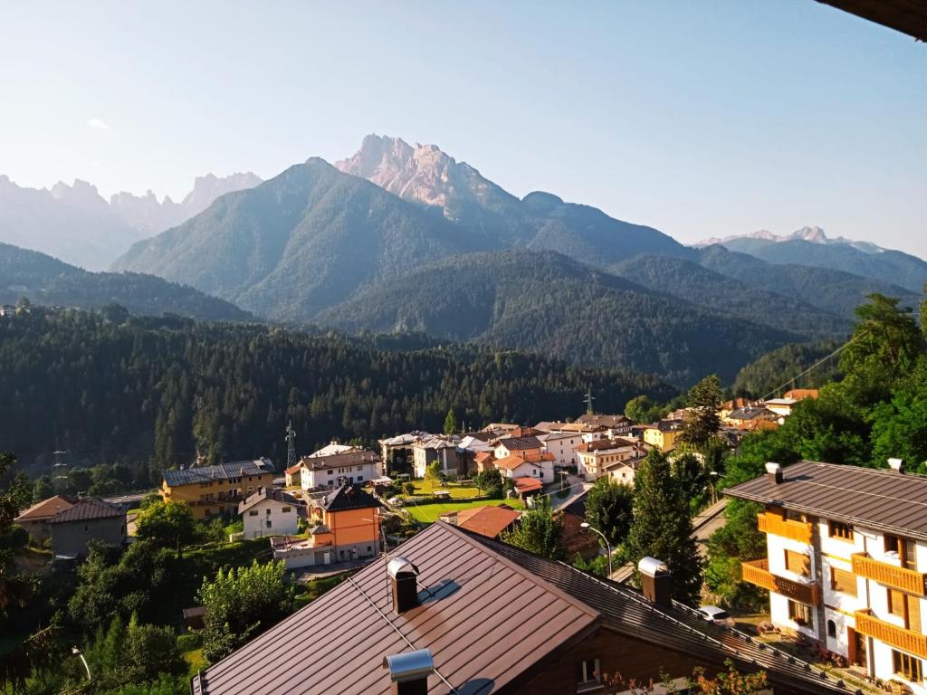 widok na miasto z górami w tle w obiekcie La Mansarda w mieście Lozzo Cadore