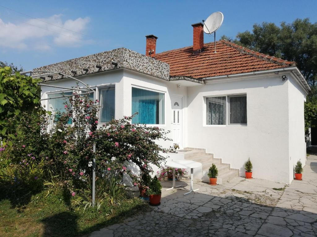 une maison blanche avec une télévision par satellite dans l'établissement Family hоuse, à Banja Koviljača