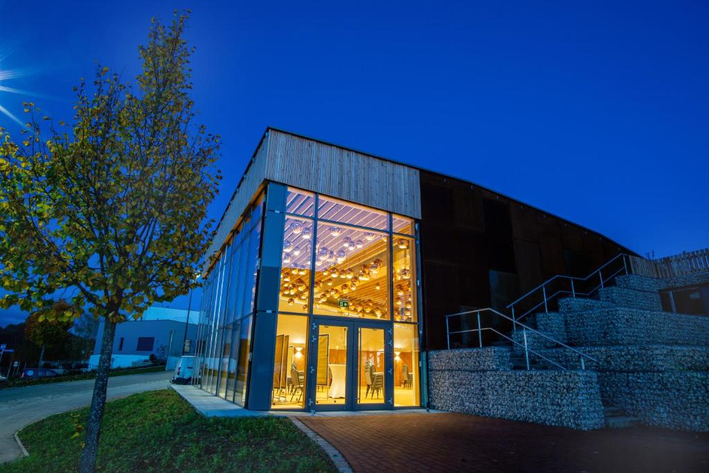 un edificio con luces en su interior por la noche en Ökohotel Alea Eco en Pfaffenhofen an der Ilm