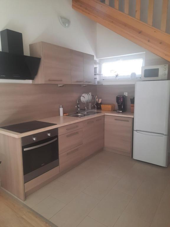 Kuchyňa alebo kuchynka v ubytovaní Lívia Apartman Hévíz