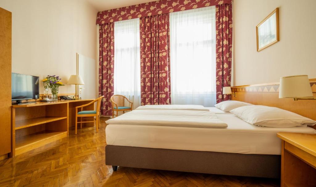 Llit o llits en una habitació de Hotel Post Wien