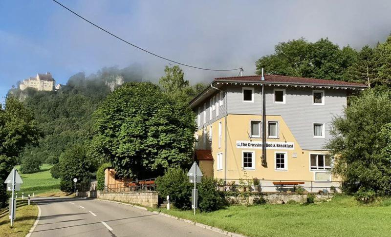 un gran edificio amarillo al lado de una carretera en TheCrossing Bed & Breakfast en Hausen im Tal