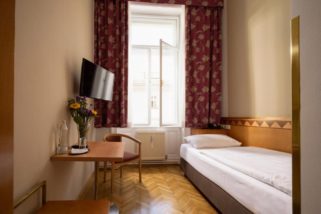 Llit o llits en una habitació de Hotel Post Wien