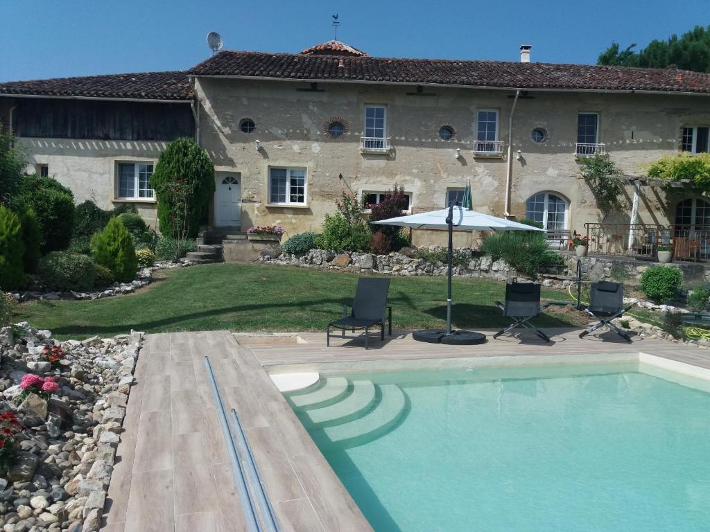 een huis met een zwembad voor een huis bij GITE Abeille-Soleil in Saint-Nicolas-de-la-Grave