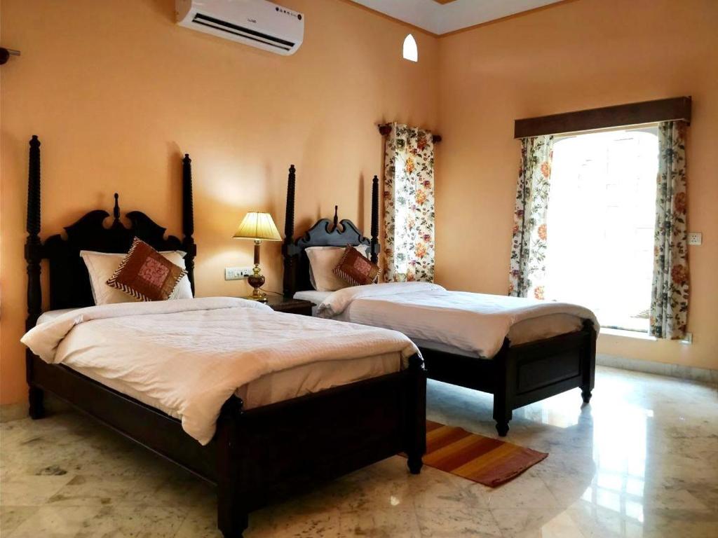 En eller flere senge i et værelse på Shahpura Abhaneri Resort