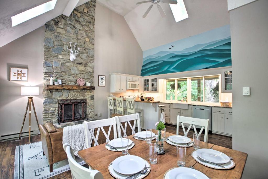 A restaurant or other place to eat at Wintergreen Resort Home with 2 Decks and Ski Access!