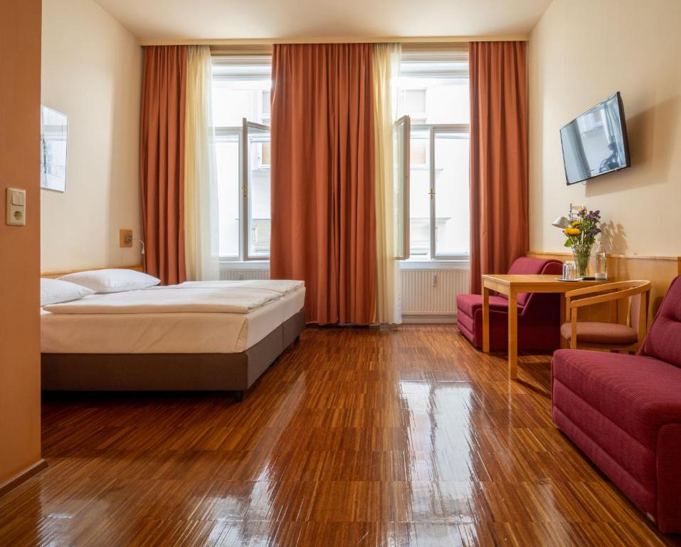 Llit o llits en una habitació de Hotel Post Wien