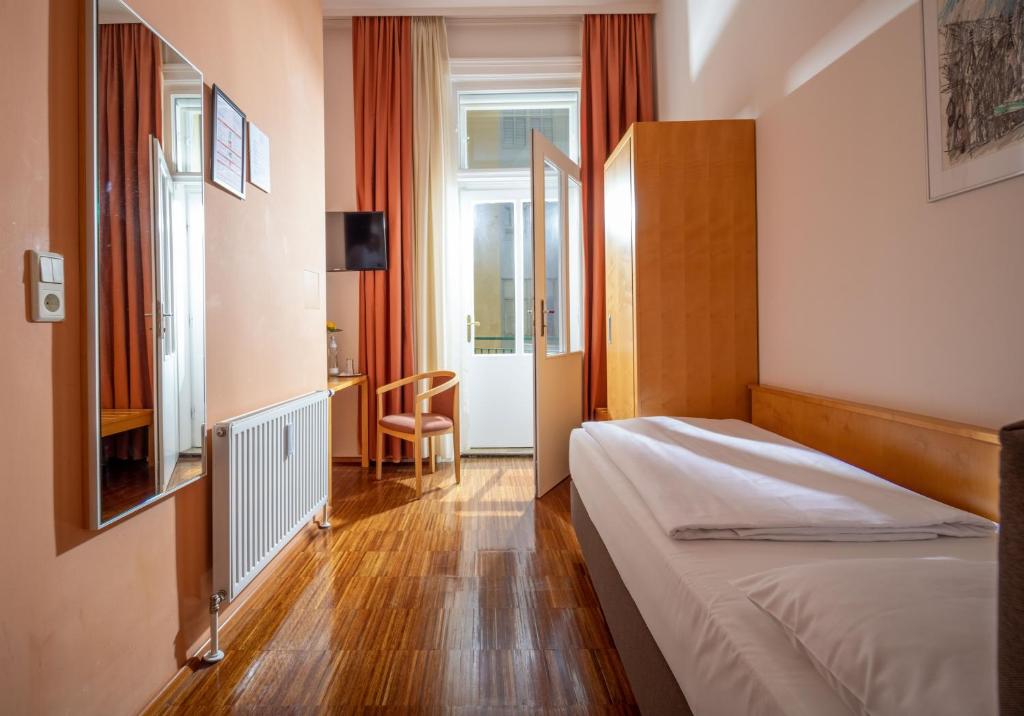 Llit o llits en una habitació de Hotel Post Wien