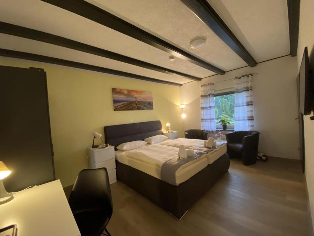 Postel nebo postele na pokoji v ubytování Hotel Ammerländer Stuben
