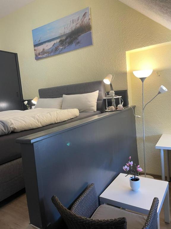 Postel nebo postele na pokoji v ubytování Hotel Ammerländer Stuben