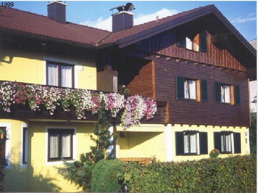 a house with flowers on the side of it at Haus Kernstock in Salzburg