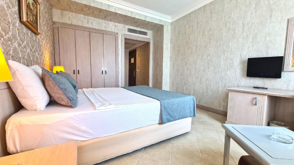 TV a/nebo společenská místnost v ubytování X Life Hotel Sarıgerme 15 - Adult Hotel