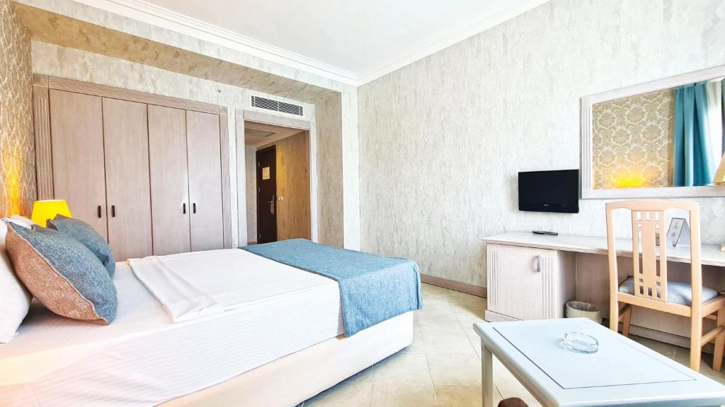 TV a/nebo společenská místnost v ubytování X Life Hotel Sarıgerme 15 - Adult Hotel