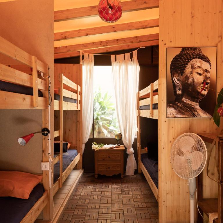 Palanda nebo palandy na pokoji v ubytování Los Amigos Nest Hostel
