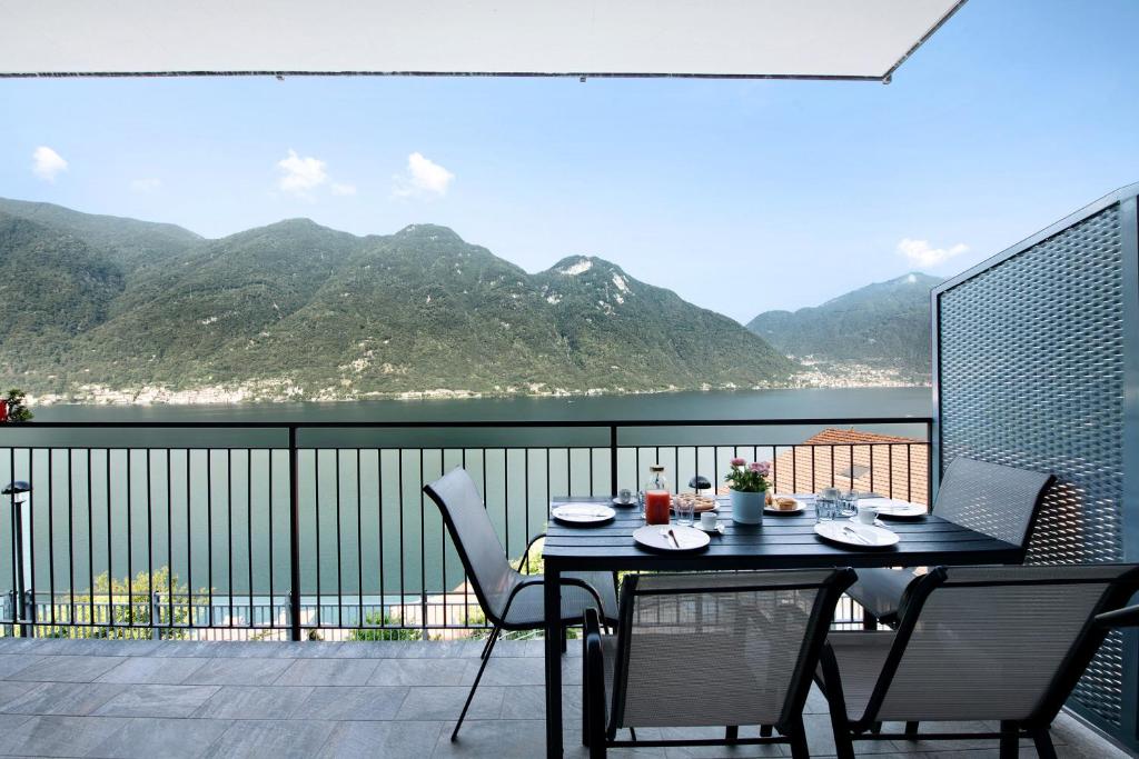 - Balcón con mesa y sillas y vistas a las montañas en Appartamento 3 Il Tornante, en Nesso