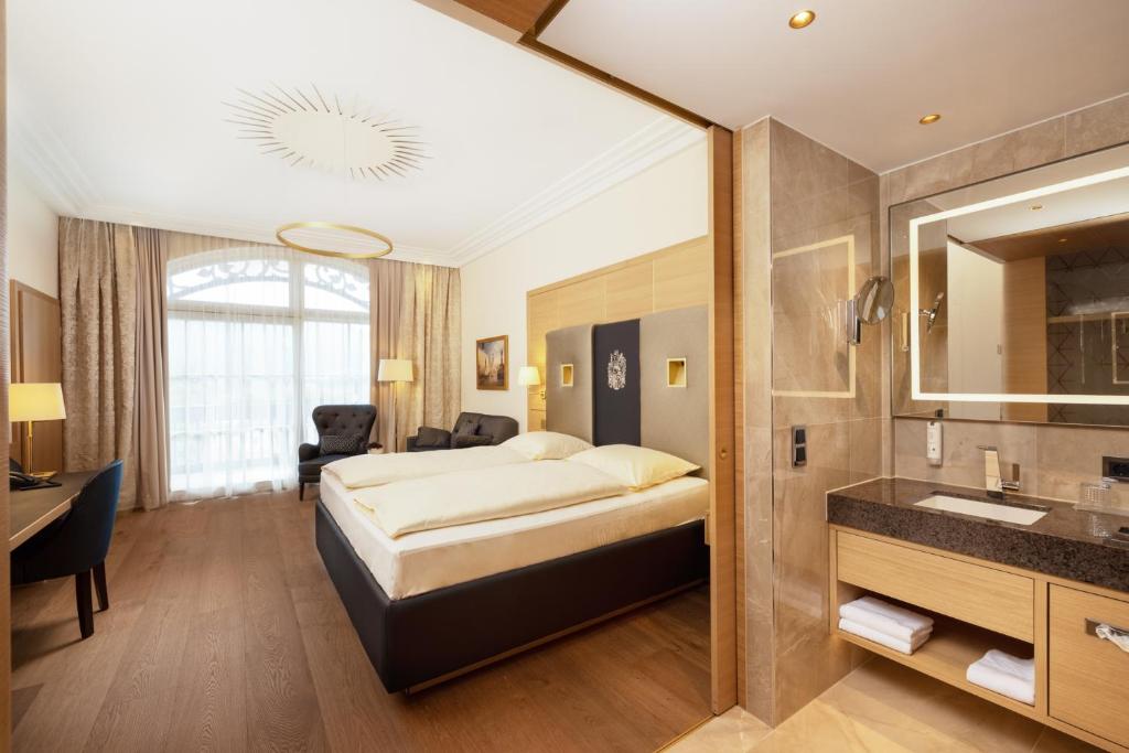 Letto o letti in una camera di Hotel Friesacher