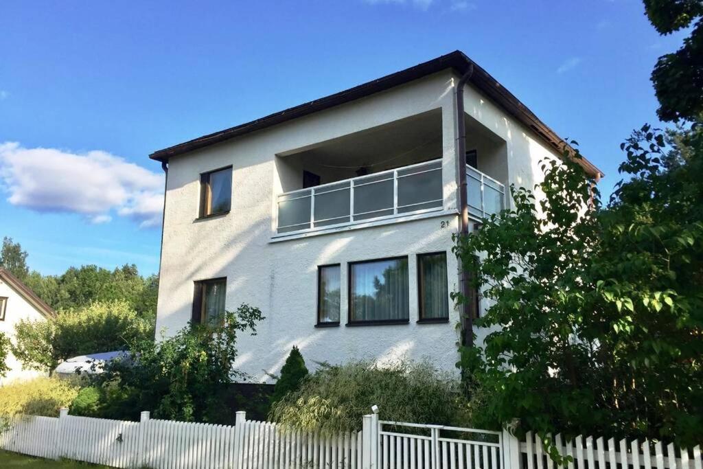 een wit huis met een wit hek ervoor bij Villa Edengård, next to Lohja lake in Lohja