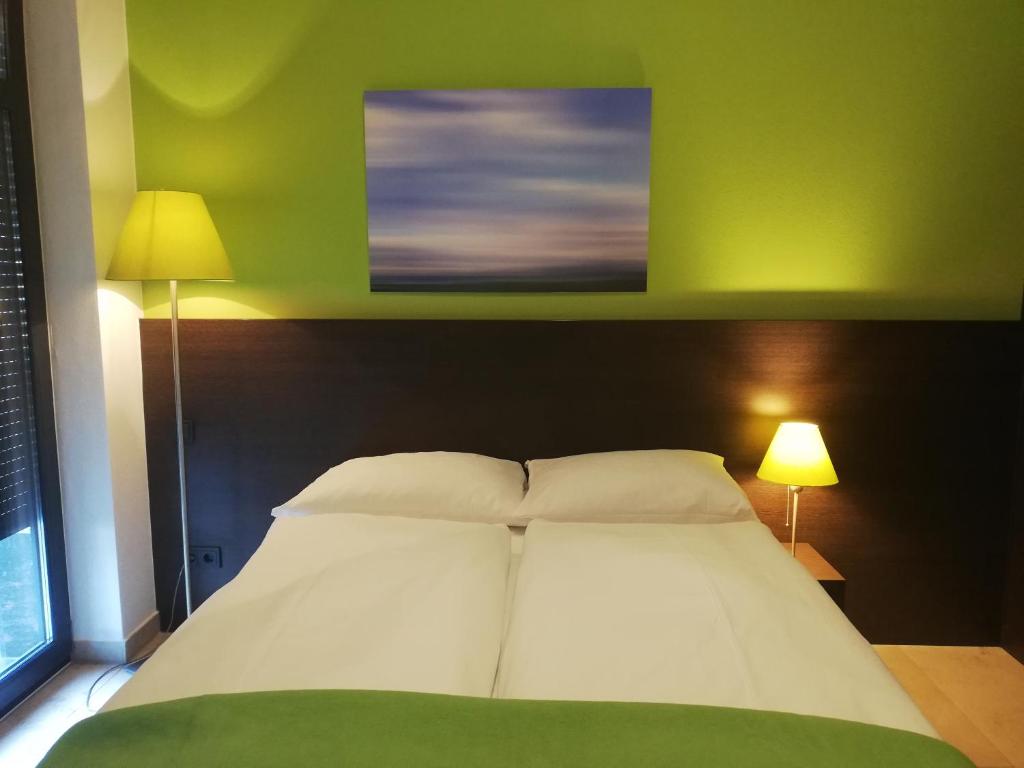 Postel nebo postele na pokoji v ubytování KH Hotel mit Restaurant
