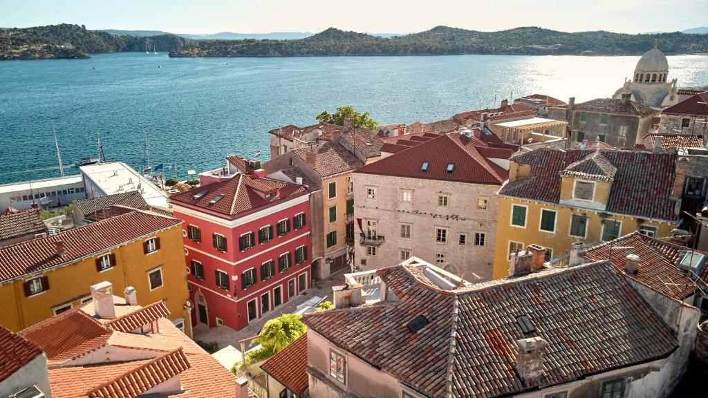 uma vista aérea de uma cidade com água e edifícios em King Kresimir Heritage Hotel em Sibenik